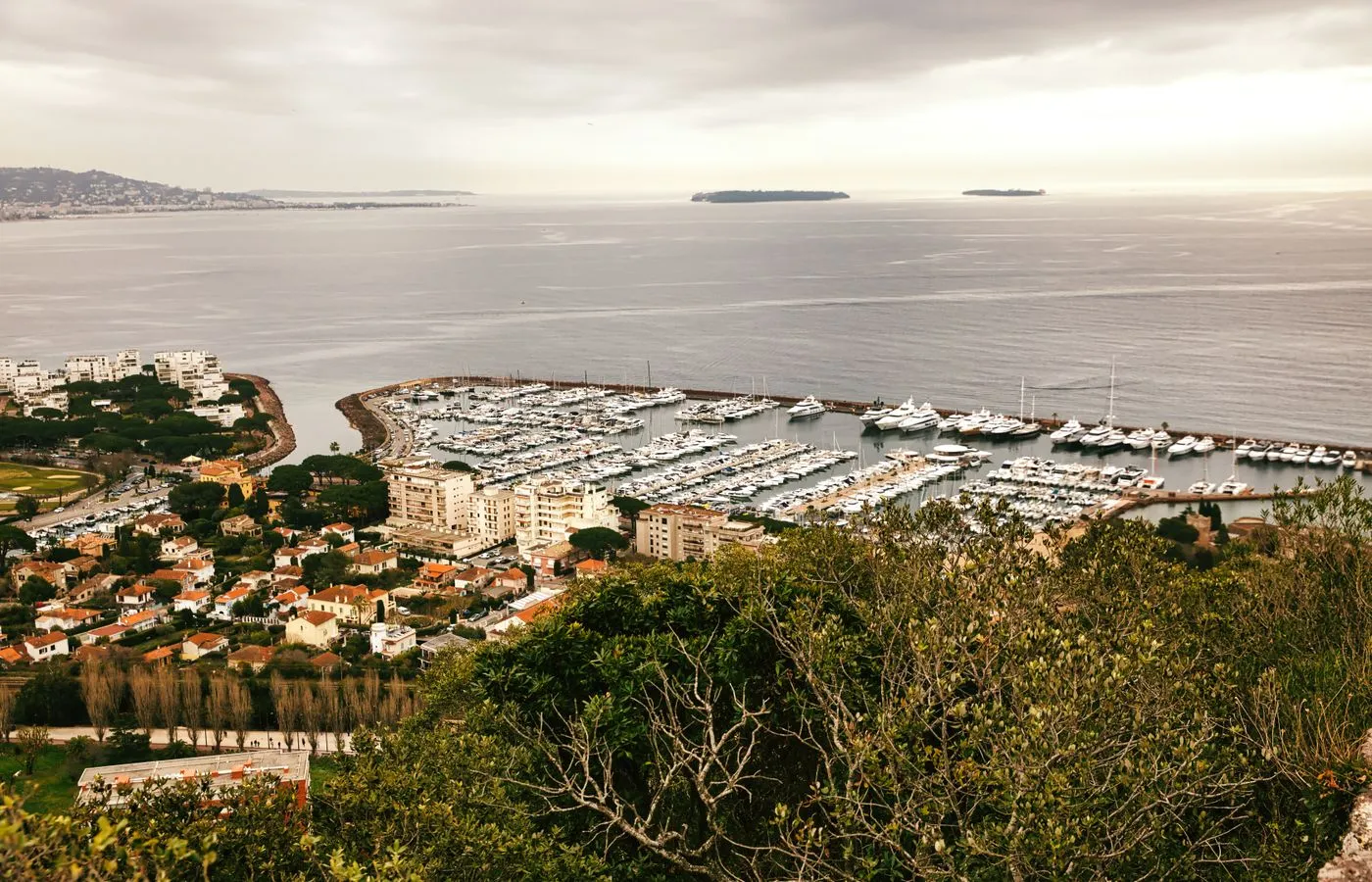 Port de plaisance méditerranéen et toits de tuiles vus depuis les hauteurs